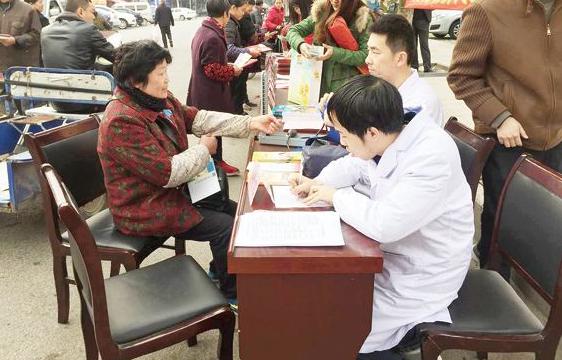 郑州痛风风湿病医院开展“世界关节炎日”健康宣教活动